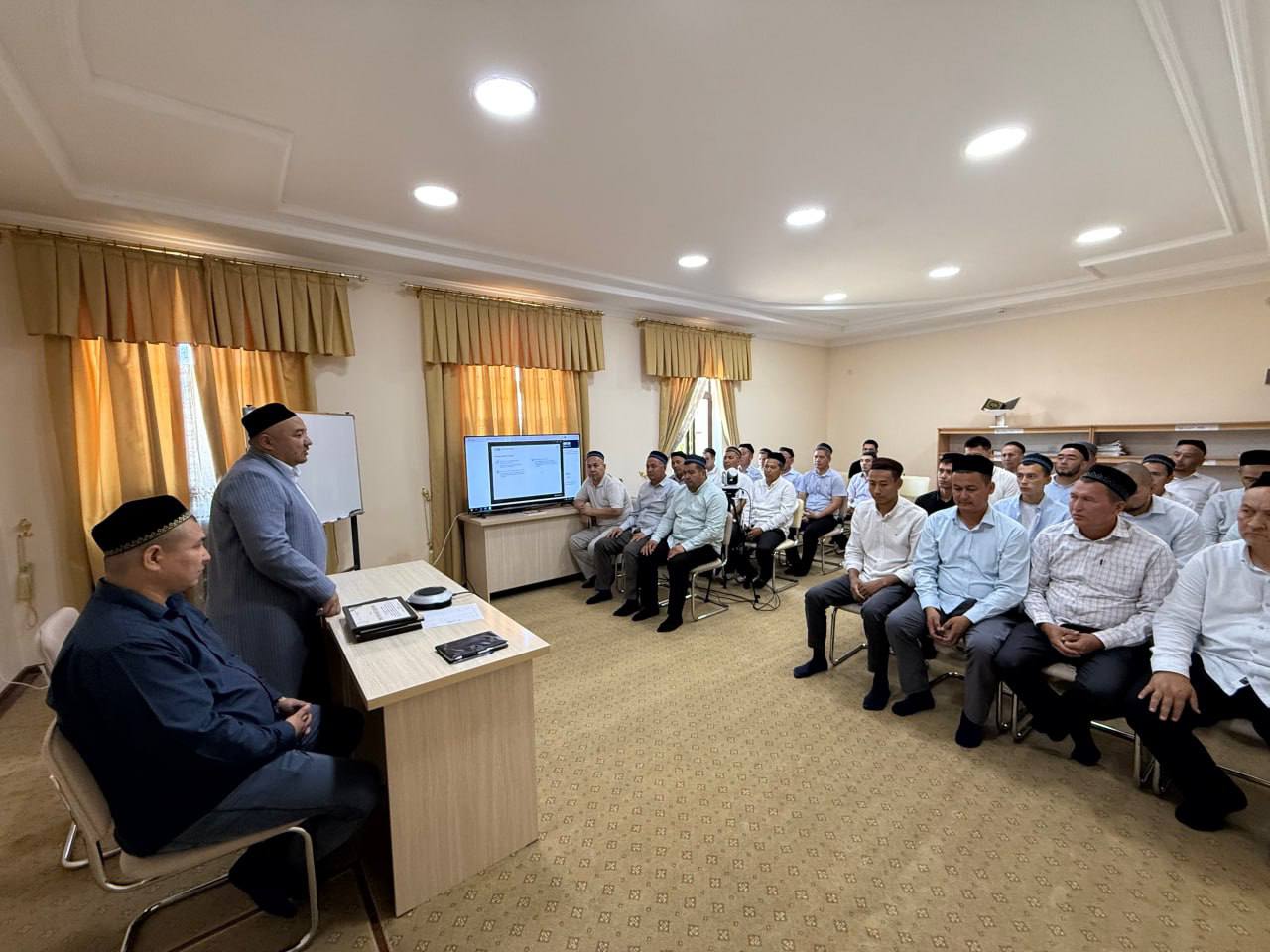 ТАРАЎ ХЫЗМЕТКЕРЛЕРИН КӘСИПЛИК БАЙРАМЫ МЕНЕН ҚУТЛЫҚЛАДЫ